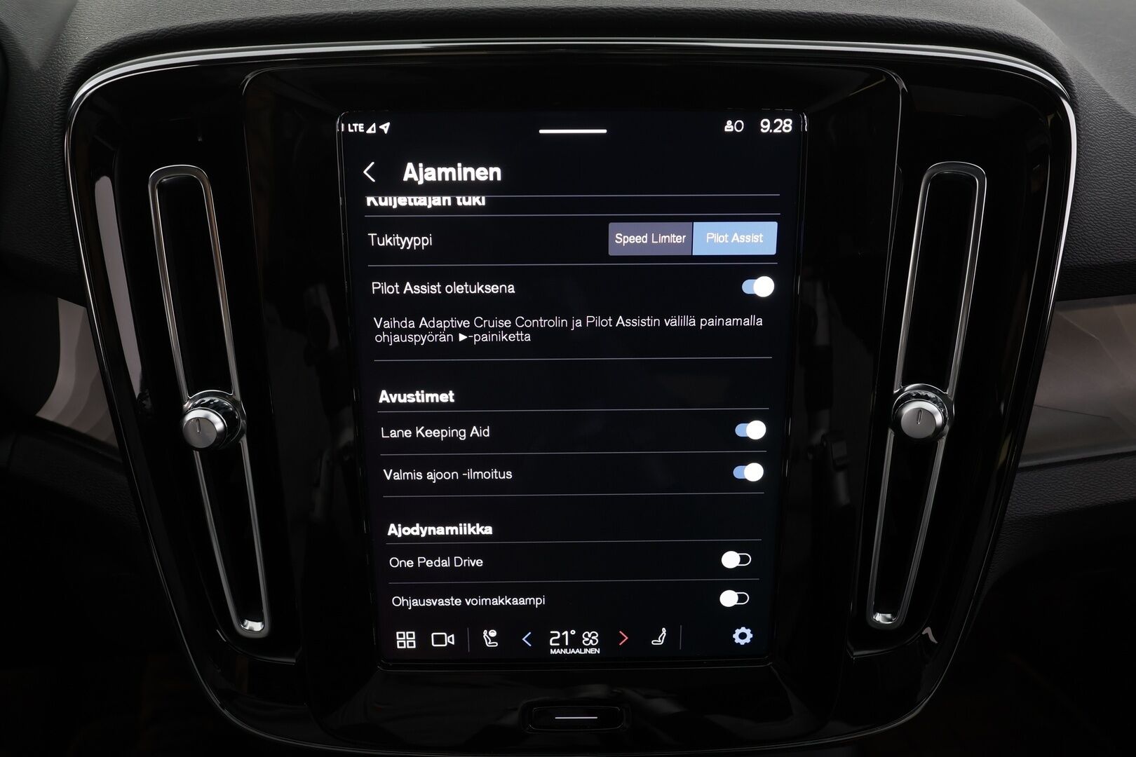 Volvo C40 2023 Recharge Single Motor Plus Edition * ACC / ILP / P.kamera / LED / Navi / Lasikatto / Muistipenkki / BLIS / Puolinahat * - Kahdet renkaat aluvanteilla / Merkkihuollettu - HULLUT JOULUT KORKOTARJOUS 2,49% 