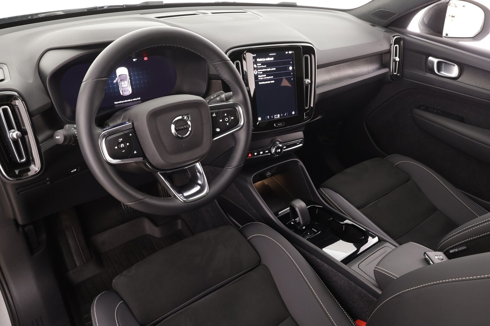 Volvo C40 2023 Recharge Single Motor Plus Edition * ACC / ILP / P.kamera / LED / Navi / Lasikatto / Muistipenkki / BLIS / Puolinahat * - Kahdet renkaat aluvanteilla / Merkkihuollettu - HULLUT JOULUT KORKOTARJOUS 2,49% 