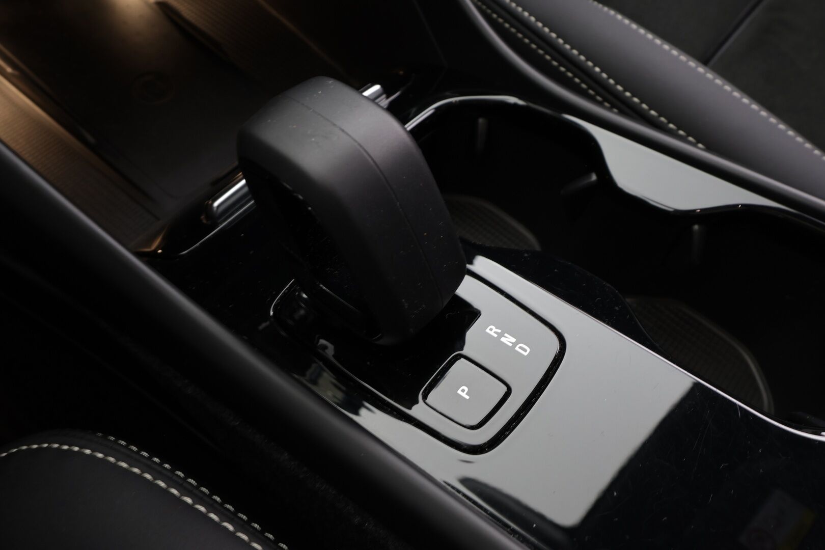 Volvo C40 2023 Recharge Single Motor Plus Edition * ACC / ILP / P.kamera / LED / Navi / Lasikatto / Muistipenkki / BLIS / Puolinahat * - Kahdet renkaat aluvanteilla / Merkkihuollettu - HULLUT JOULUT KORKOTARJOUS 2,49% 