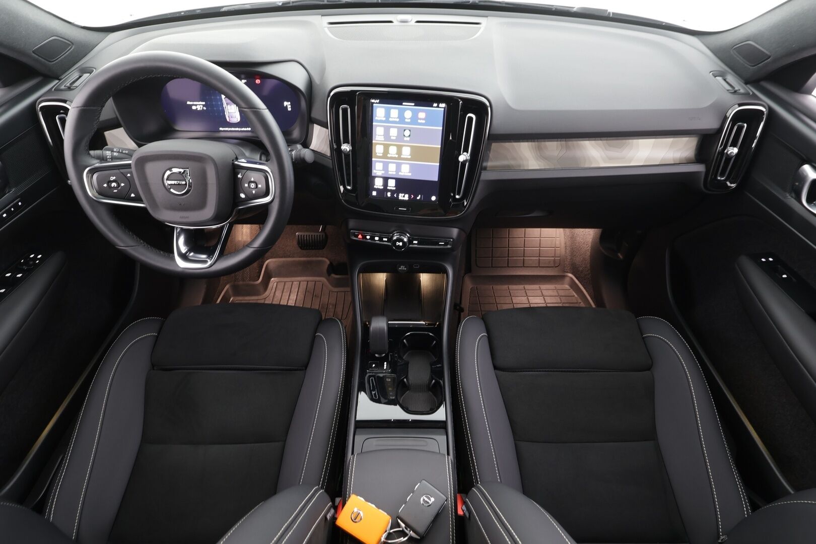 Volvo C40 2023 Recharge Single Motor Plus Edition * ACC / ILP / P.kamera / LED / Navi / Lasikatto / Muistipenkki / BLIS / Puolinahat * - Kahdet renkaat aluvanteilla / Merkkihuollettu - HULLUT JOULUT KORKOTARJOUS 2,49% 