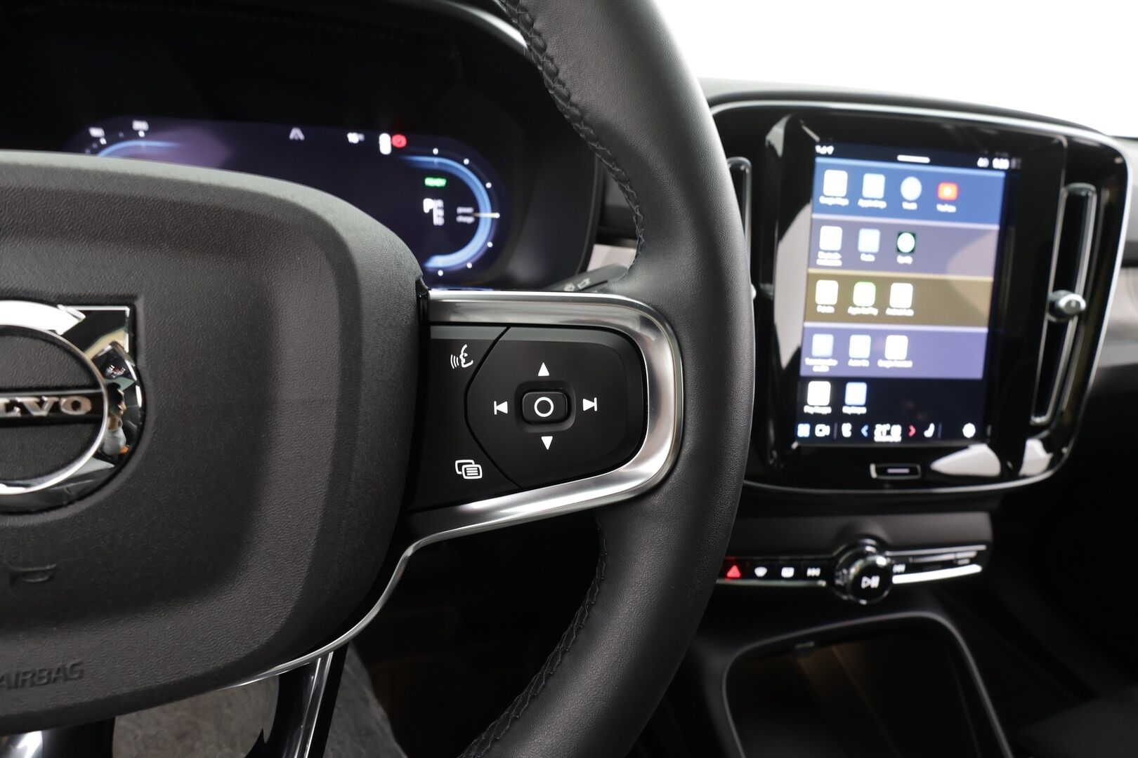 Volvo C40 2023 Recharge Single Motor Plus Edition * ACC / ILP / P.kamera / LED / Navi / Lasikatto / Muistipenkki / BLIS / Puolinahat * - Kahdet renkaat aluvanteilla / Merkkihuollettu - HULLUT JOULUT KORKOTARJOUS 2,49% 