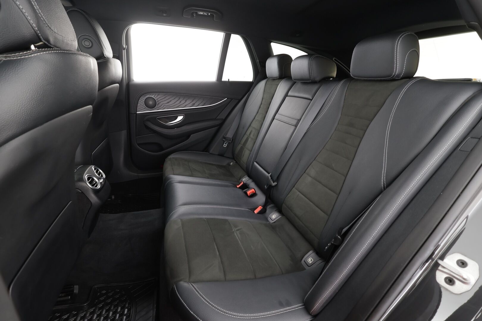 MERCEDES-BENZ E 2021 220 d 4MATIC T Business AMG * Webasto / 360° / Vakkari / Multibeam / Widescreen / Koukku / Puolinahat * - Kahdet renkaat aluvanteilla 