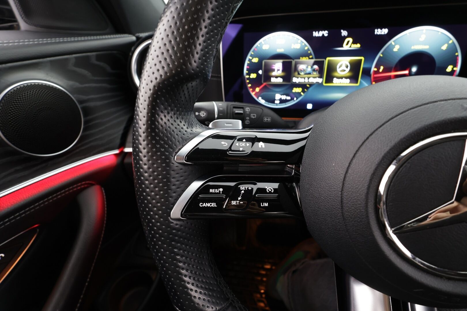 MERCEDES-BENZ E 2021 220 d 4MATIC T Business AMG * Webasto / 360° / Vakkari / Multibeam / Widescreen / Koukku / Puolinahat * - Kahdet renkaat aluvanteilla 