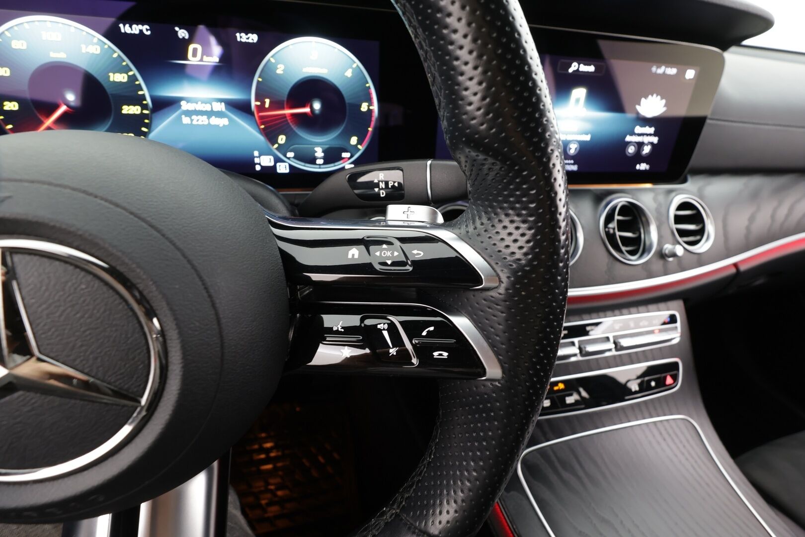 MERCEDES-BENZ E 2021 220 d 4MATIC T Business AMG * Webasto / 360° / Vakkari / Multibeam / Widescreen / Koukku / Puolinahat * - Kahdet renkaat aluvanteilla 