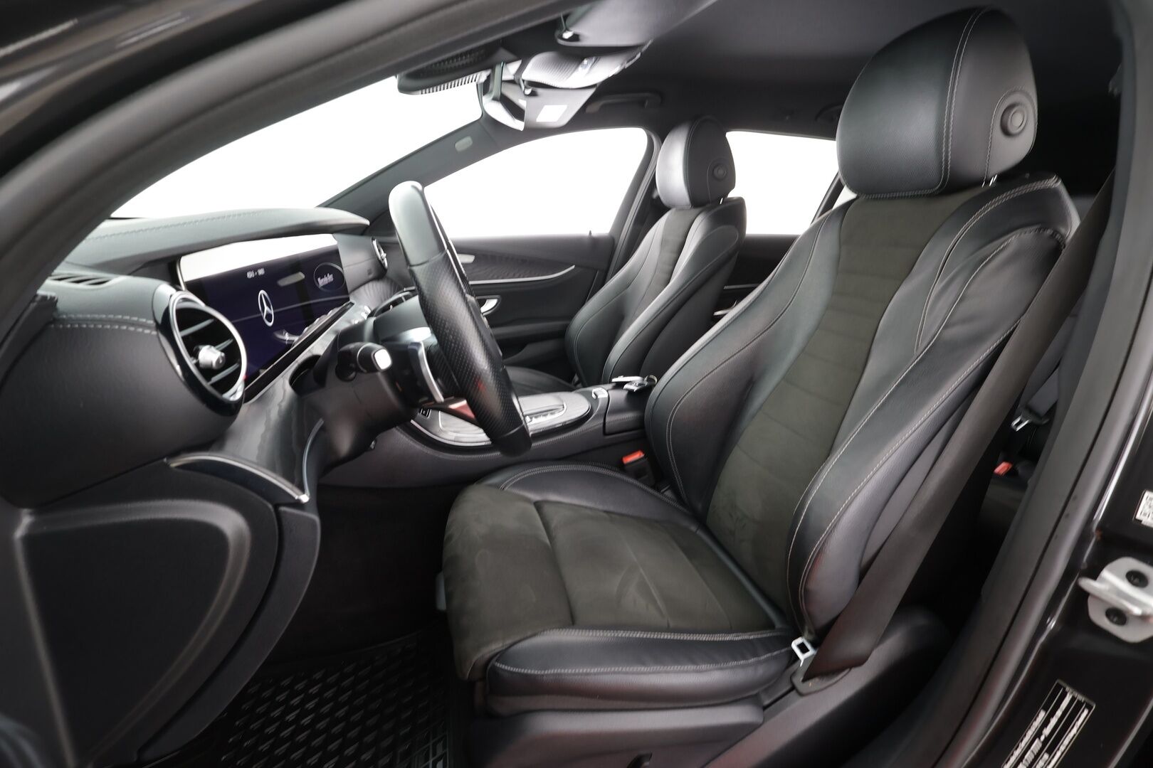 MERCEDES-BENZ E 2021 220 d 4MATIC T Business AMG * Webasto / 360° / Vakkari / Multibeam / Widescreen / Koukku / Puolinahat * - Kahdet renkaat aluvanteilla 