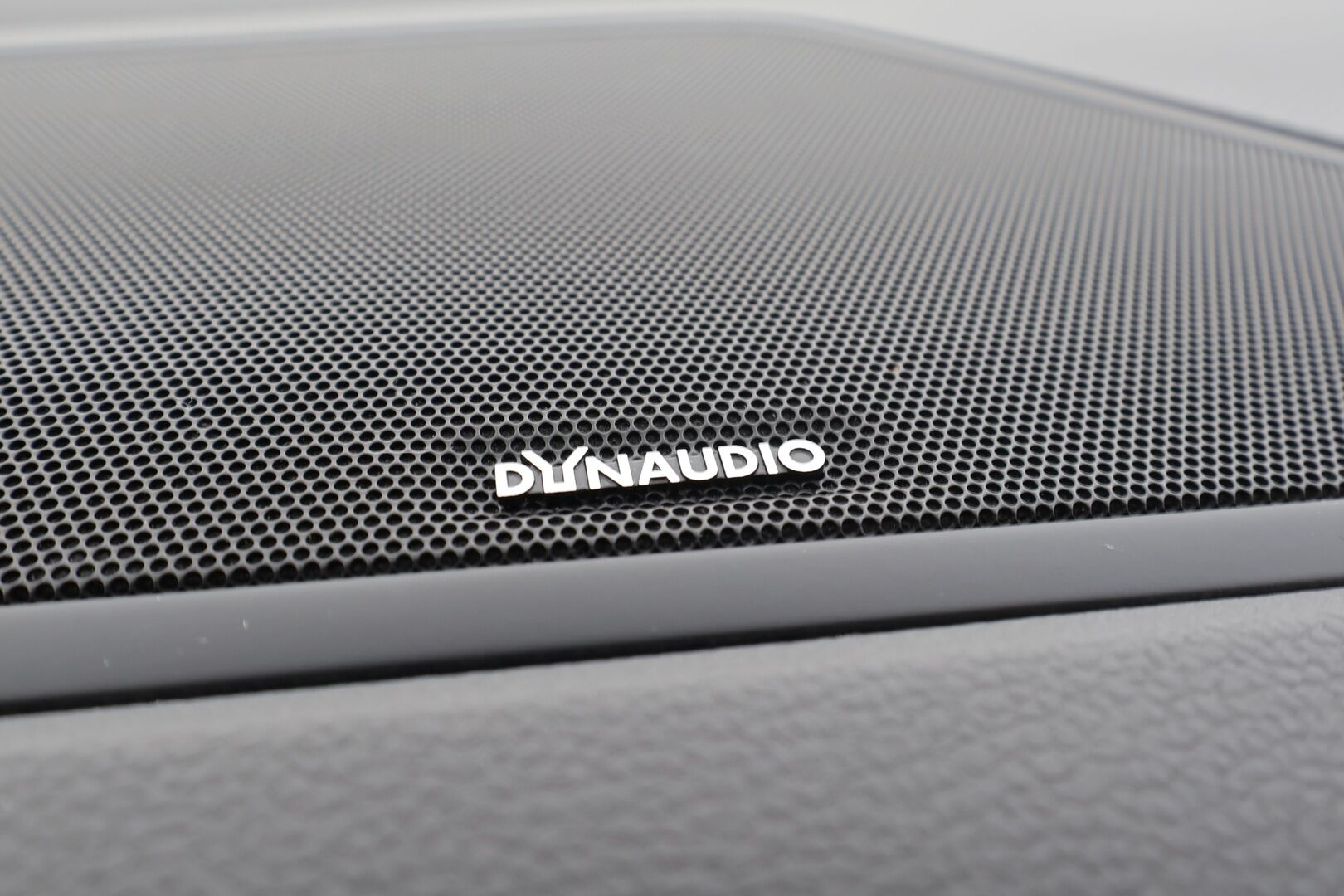 VOLKSWAGEN TIGUAN 2018 R-line 2,0 TSI 132 kW 4MOTION DSG * Webasto / Koukku / ACC / LED / P.Kamera / Digimittaristo * - Kahdet renkaat / R-Line / Dynaudio