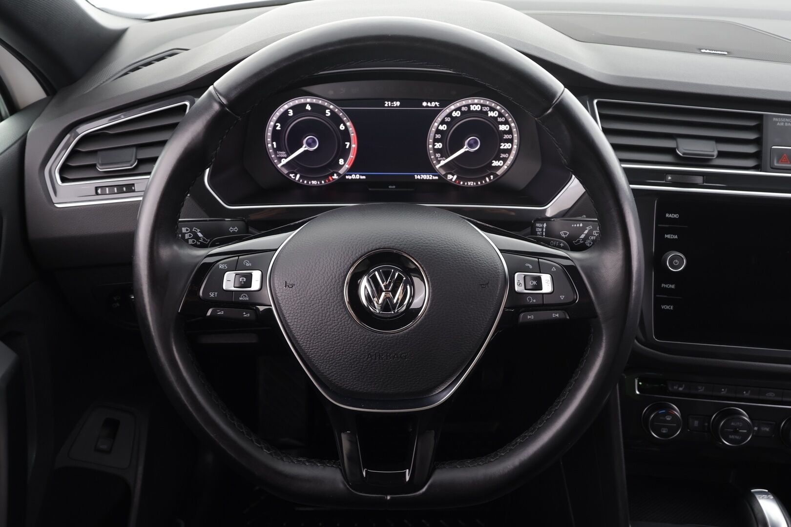 VOLKSWAGEN TIGUAN 2018 R-line 2,0 TSI 132 kW 4MOTION DSG * Webasto / Koukku / ACC / LED / P.Kamera / Digimittaristo * - Kahdet renkaat / R-Line / Dynaudio