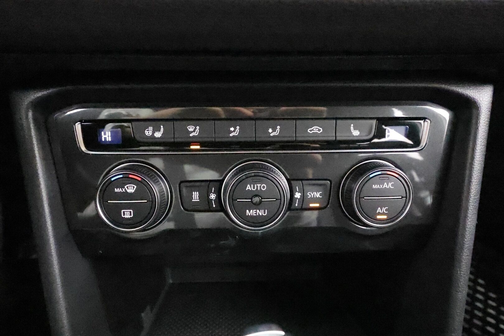 VOLKSWAGEN TIGUAN 2018 R-line 2,0 TSI 132 kW 4MOTION DSG * Webasto / Koukku / ACC / LED / P.Kamera / Digimittaristo * - Kahdet renkaat / R-Line / Dynaudio