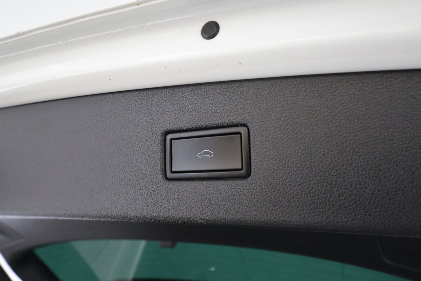 VOLKSWAGEN TIGUAN 2018 R-line 2,0 TSI 132 kW 4MOTION DSG * Webasto / Koukku / ACC / LED / P.Kamera / Digimittaristo * - Kahdet renkaat / R-Line / Dynaudio