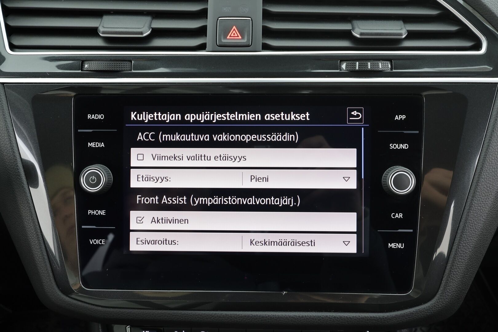 VOLKSWAGEN TIGUAN 2018 R-line 2,0 TSI 132 kW 4MOTION DSG * Webasto / Koukku / ACC / LED / P.Kamera / Digimittaristo * - Kahdet renkaat / R-Line / Dynaudio