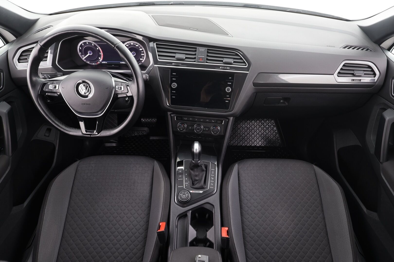 VOLKSWAGEN TIGUAN 2018 R-line 2,0 TSI 132 kW 4MOTION DSG * Webasto / Koukku / ACC / LED / P.Kamera / Digimittaristo * - Kahdet renkaat / R-Line / Dynaudio