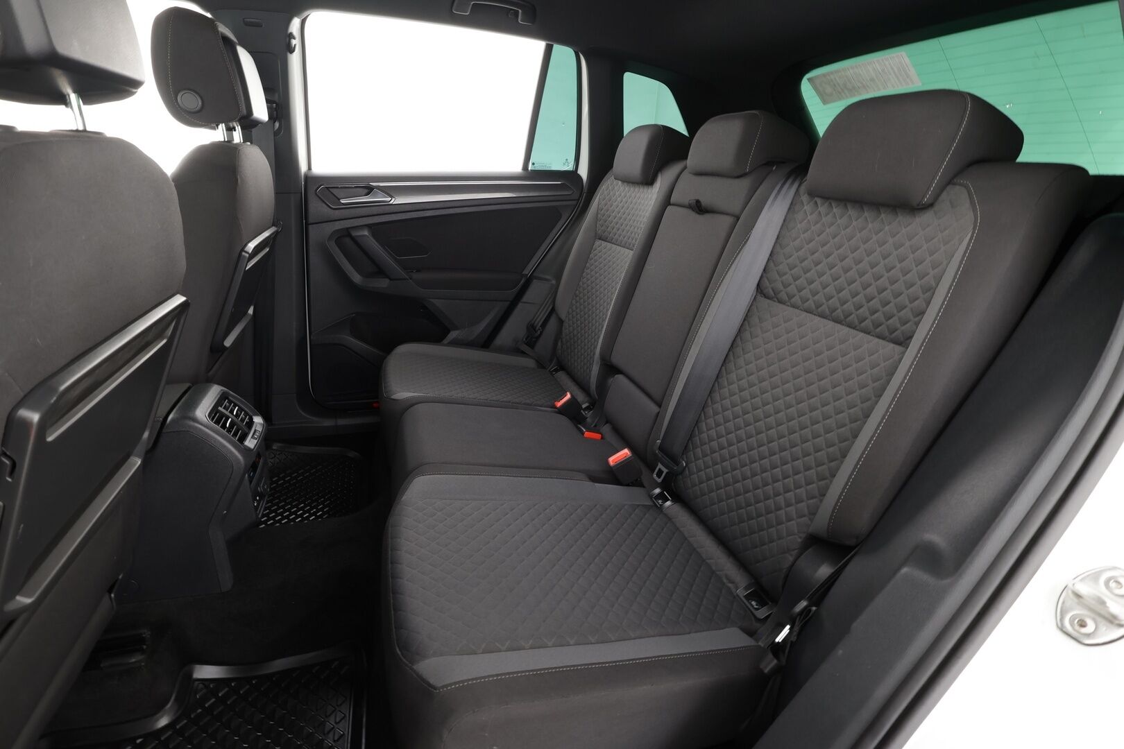 VOLKSWAGEN TIGUAN 2018 R-line 2,0 TSI 132 kW 4MOTION DSG * Webasto / Koukku / ACC / LED / P.Kamera / Digimittaristo * - Kahdet renkaat / R-Line / Dynaudio