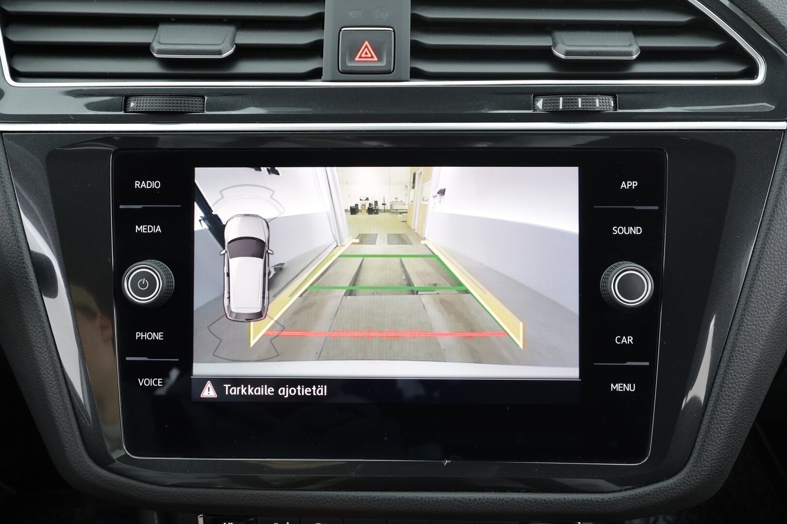 VOLKSWAGEN TIGUAN 2018 R-line 2,0 TSI 132 kW 4MOTION DSG * Webasto / Koukku / ACC / LED / P.Kamera / Digimittaristo * - Kahdet renkaat / R-Line / Dynaudio