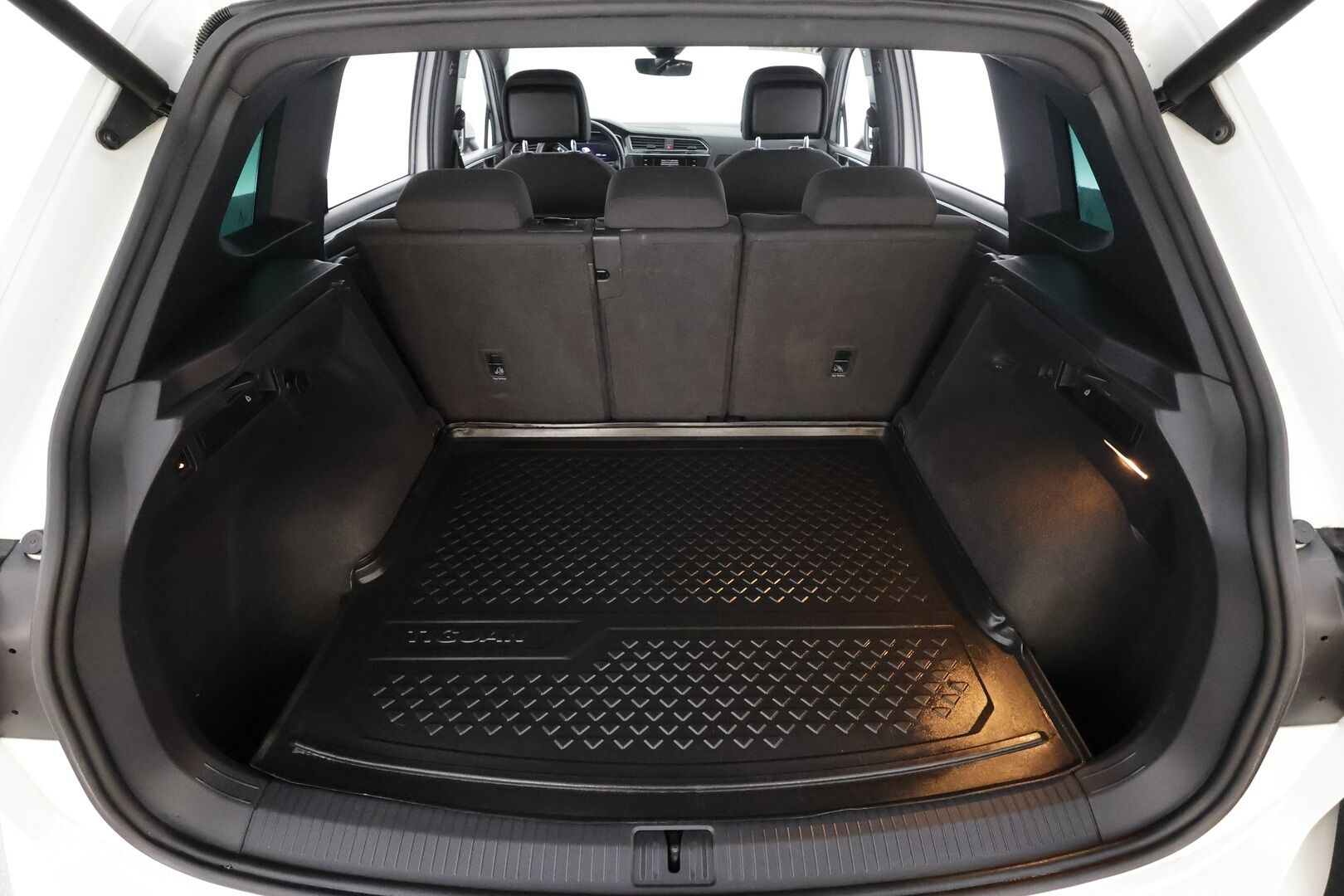 VOLKSWAGEN TIGUAN 2018 R-line 2,0 TSI 132 kW 4MOTION DSG * Webasto / Koukku / ACC / LED / P.Kamera / Digimittaristo * - Kahdet renkaat / R-Line / Dynaudio