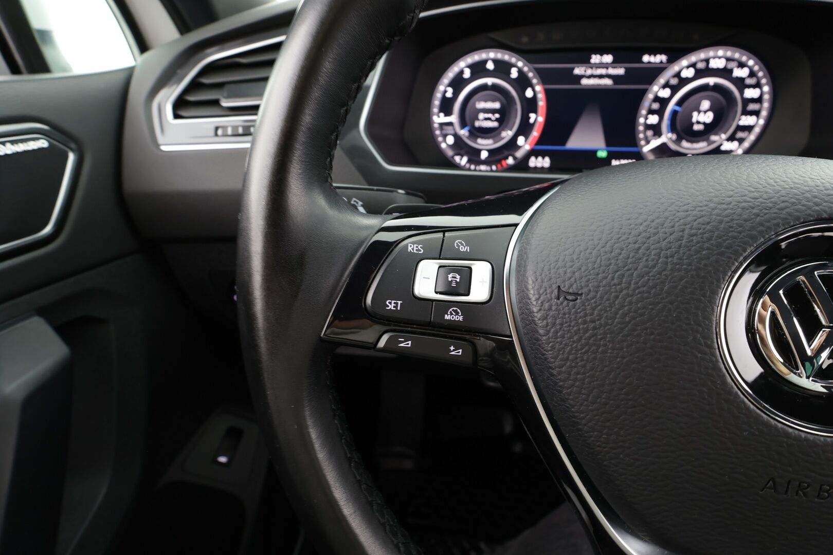 VOLKSWAGEN TIGUAN 2018 R-line 2,0 TSI 132 kW 4MOTION DSG * Webasto / Koukku / ACC / LED / P.Kamera / Digimittaristo * - Kahdet renkaat / R-Line / Dynaudio