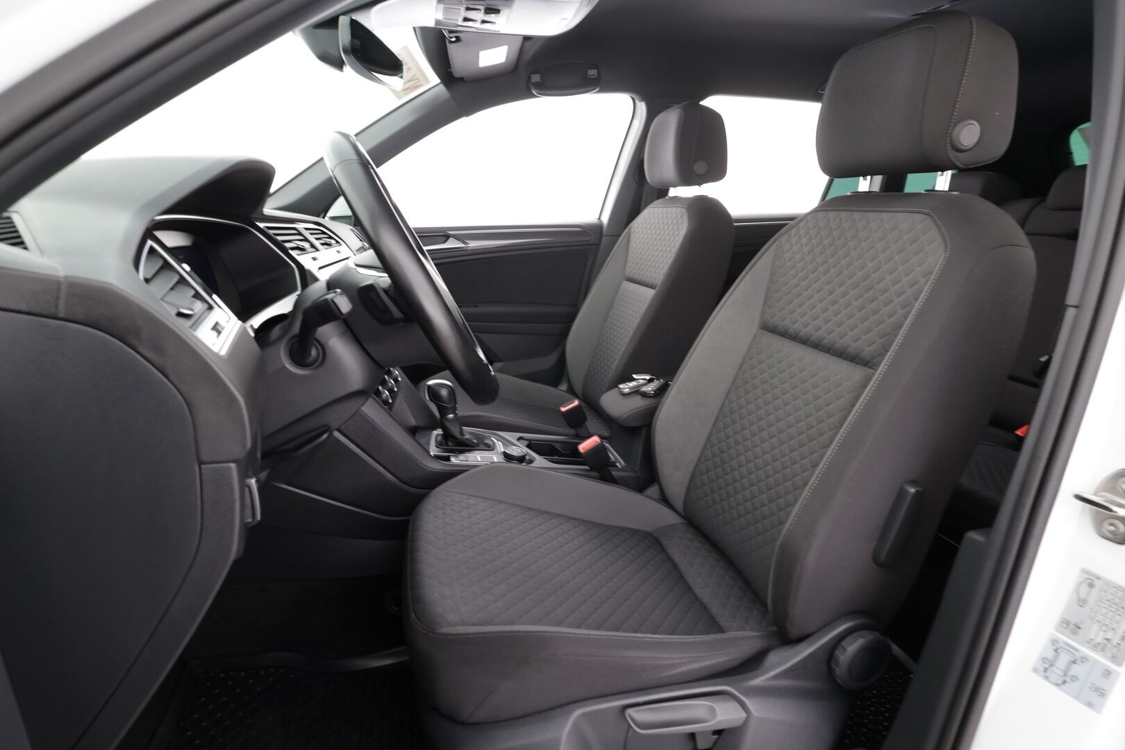 VOLKSWAGEN TIGUAN 2018 R-line 2,0 TSI 132 kW 4MOTION DSG * Webasto / Koukku / ACC / LED / P.Kamera / Digimittaristo * - Kahdet renkaat / R-Line / Dynaudio