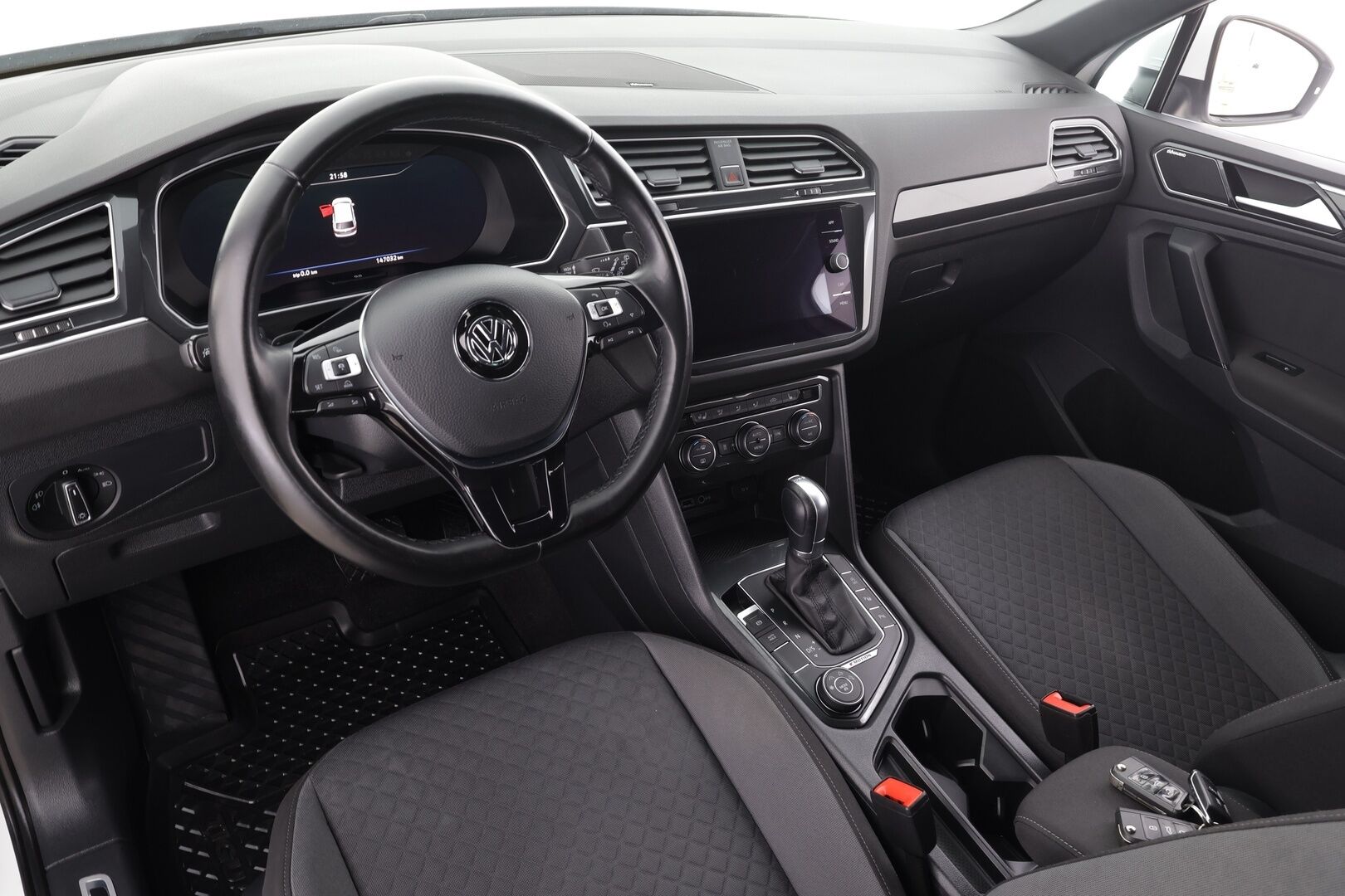 VOLKSWAGEN TIGUAN 2018 R-line 2,0 TSI 132 kW 4MOTION DSG * Webasto / Koukku / ACC / LED / P.Kamera / Digimittaristo * - Kahdet renkaat / R-Line / Dynaudio