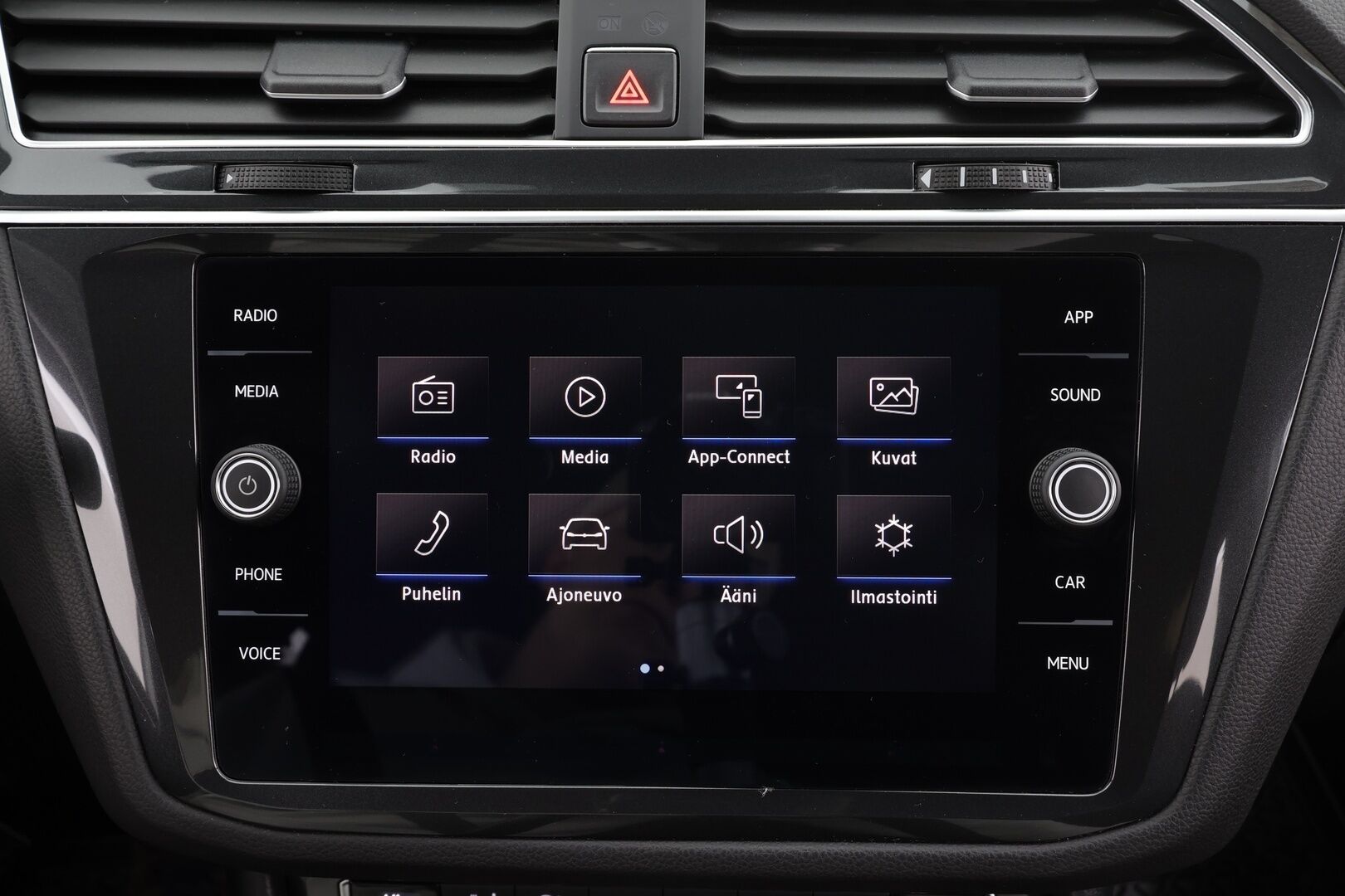 VOLKSWAGEN TIGUAN 2018 R-line 2,0 TSI 132 kW 4MOTION DSG * Webasto / Koukku / ACC / LED / P.Kamera / Digimittaristo * - Kahdet renkaat / R-Line / Dynaudio