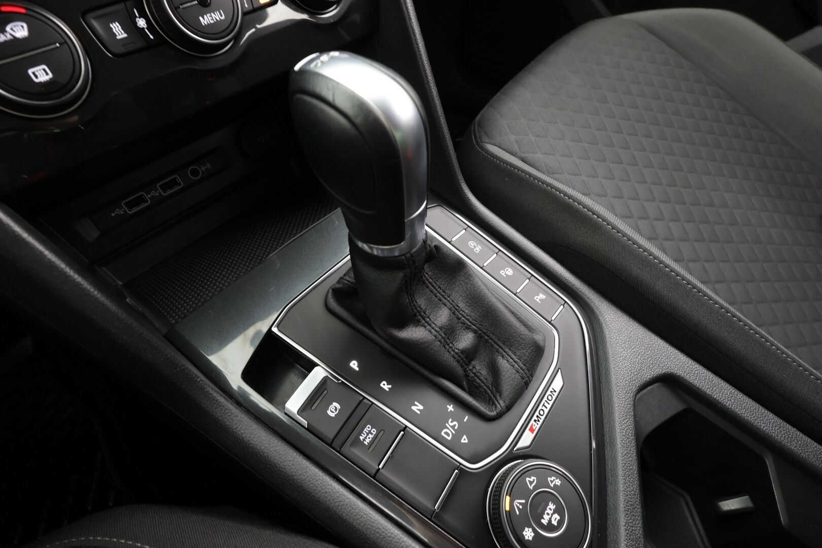 VOLKSWAGEN TIGUAN 2018 R-line 2,0 TSI 132 kW 4MOTION DSG * Webasto / Koukku / ACC / LED / P.Kamera / Digimittaristo * - Kahdet renkaat / R-Line / Dynaudio