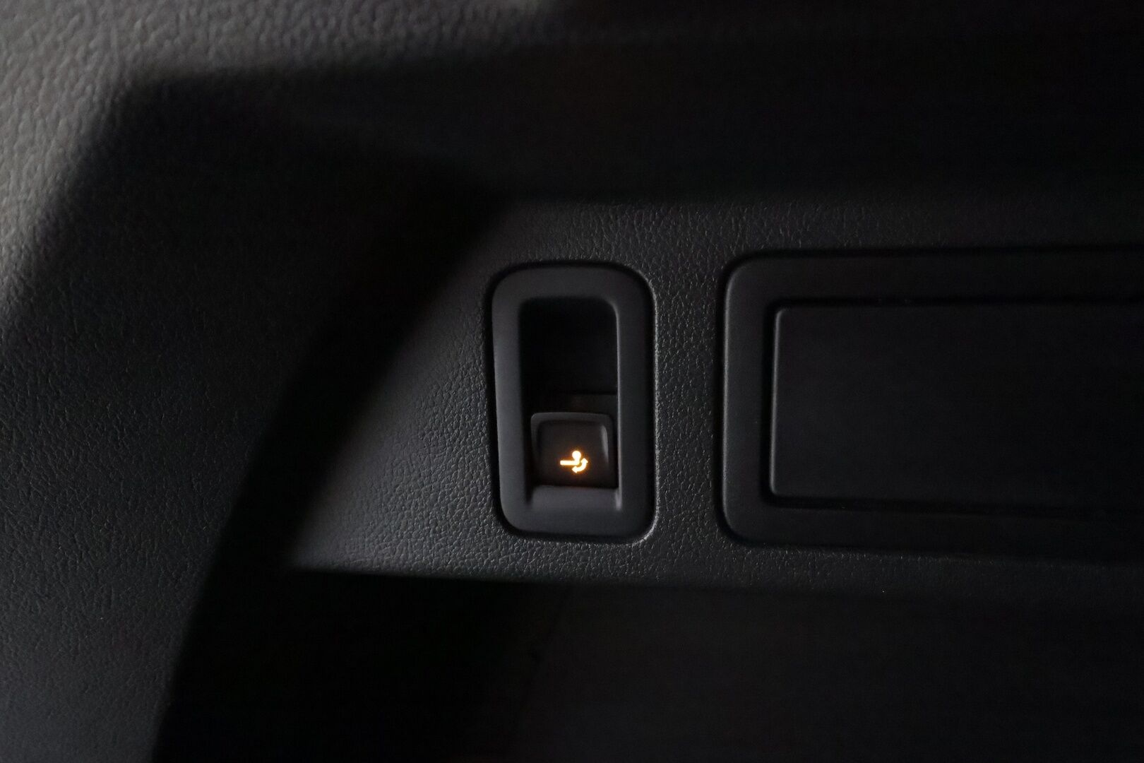 VOLKSWAGEN TIGUAN 2018 R-line 2,0 TSI 132 kW 4MOTION DSG * Webasto / Koukku / ACC / LED / P.Kamera / Digimittaristo * - Kahdet renkaat / R-Line / Dynaudio