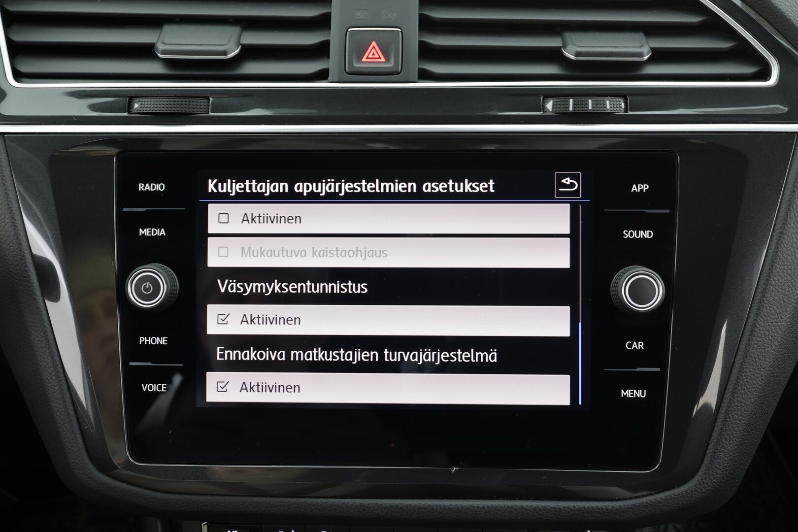 VOLKSWAGEN TIGUAN 2018 R-line 2,0 TSI 132 kW 4MOTION DSG * Webasto / Koukku / ACC / LED / P.Kamera / Digimittaristo * - Kahdet renkaat / R-Line / Dynaudio