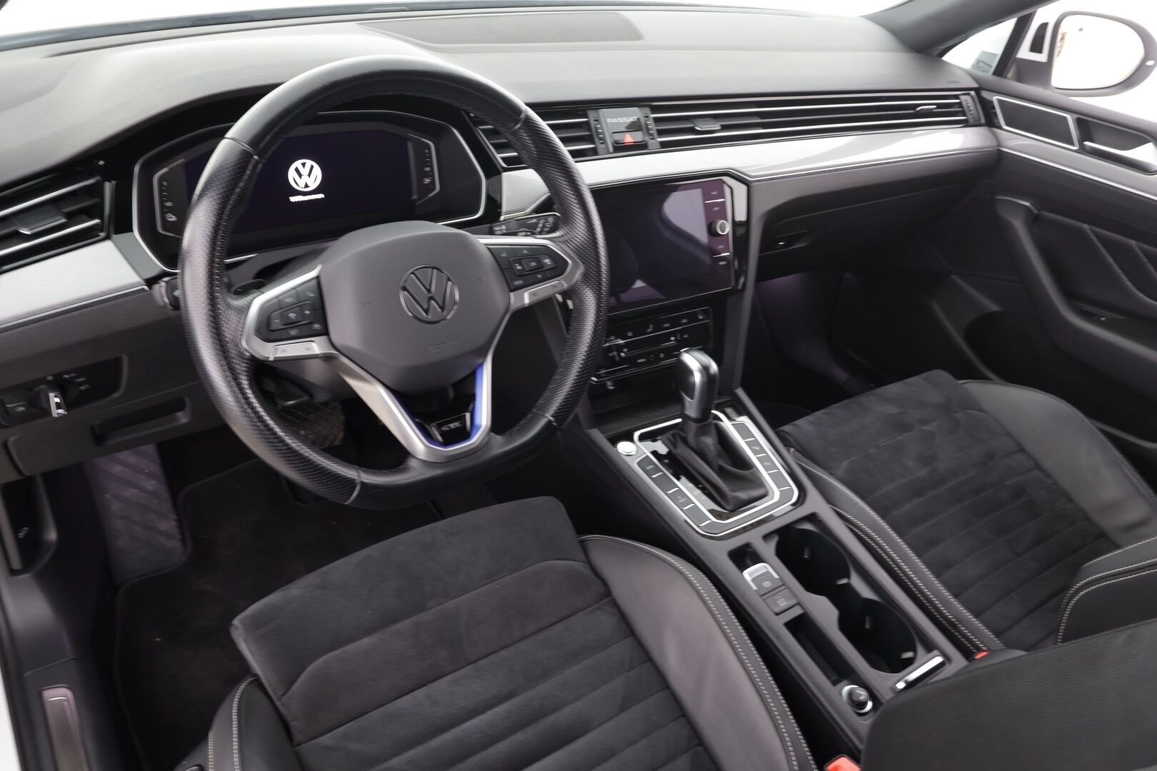 VOLKSWAGEN PASSAT 2021 Variant GTE Plug-In Hybrid 160 kW DSG * Digimittaristo / ACC / Webasto / Koukku / Nahka-Alcantra sisusta / P.Kamera * - Akku kuntotarkastettu / Koti & kauppalaturi