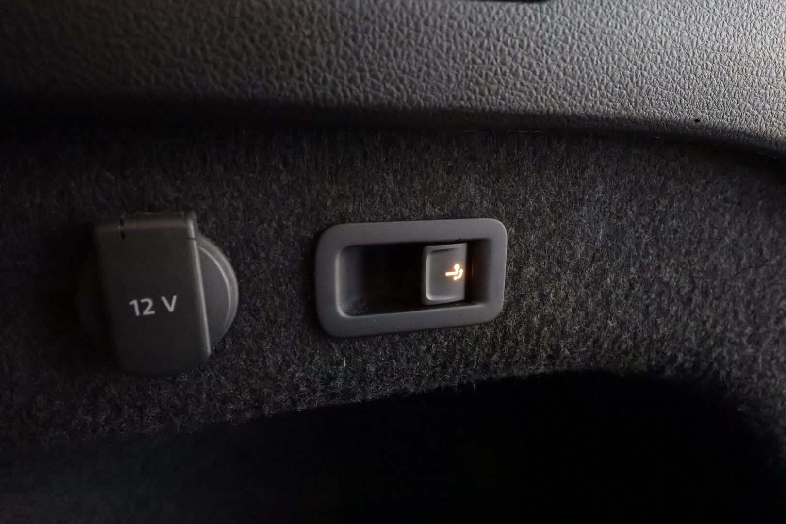 VOLKSWAGEN PASSAT 2021 Variant GTE Plug-In Hybrid 160 kW DSG * Digimittaristo / ACC / Webasto / Koukku / Nahka-Alcantra sisusta / P.Kamera * - Akku kuntotarkastettu / Koti & kauppalaturi