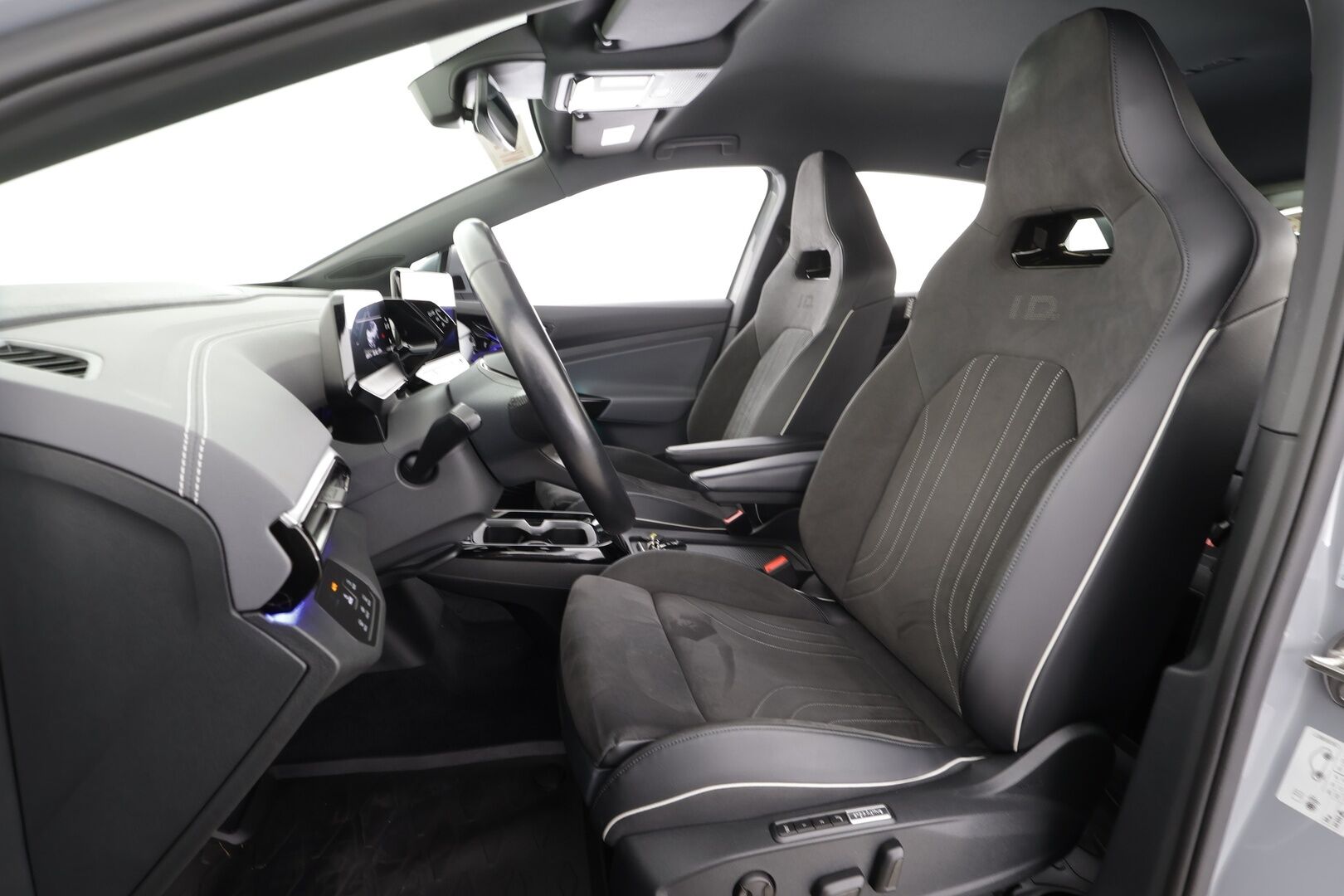 VOLKSWAGEN ID.4 2023 150kW 82kWh Top Sport Plus * ACC / 360° / LED / Navi / ILP / Muistipenkit hieronnalla / Koukku / KeylessGo * - Akku kuntotarkastettu / Kahdet renkaat aluvanteilla / Merkkihuollettu