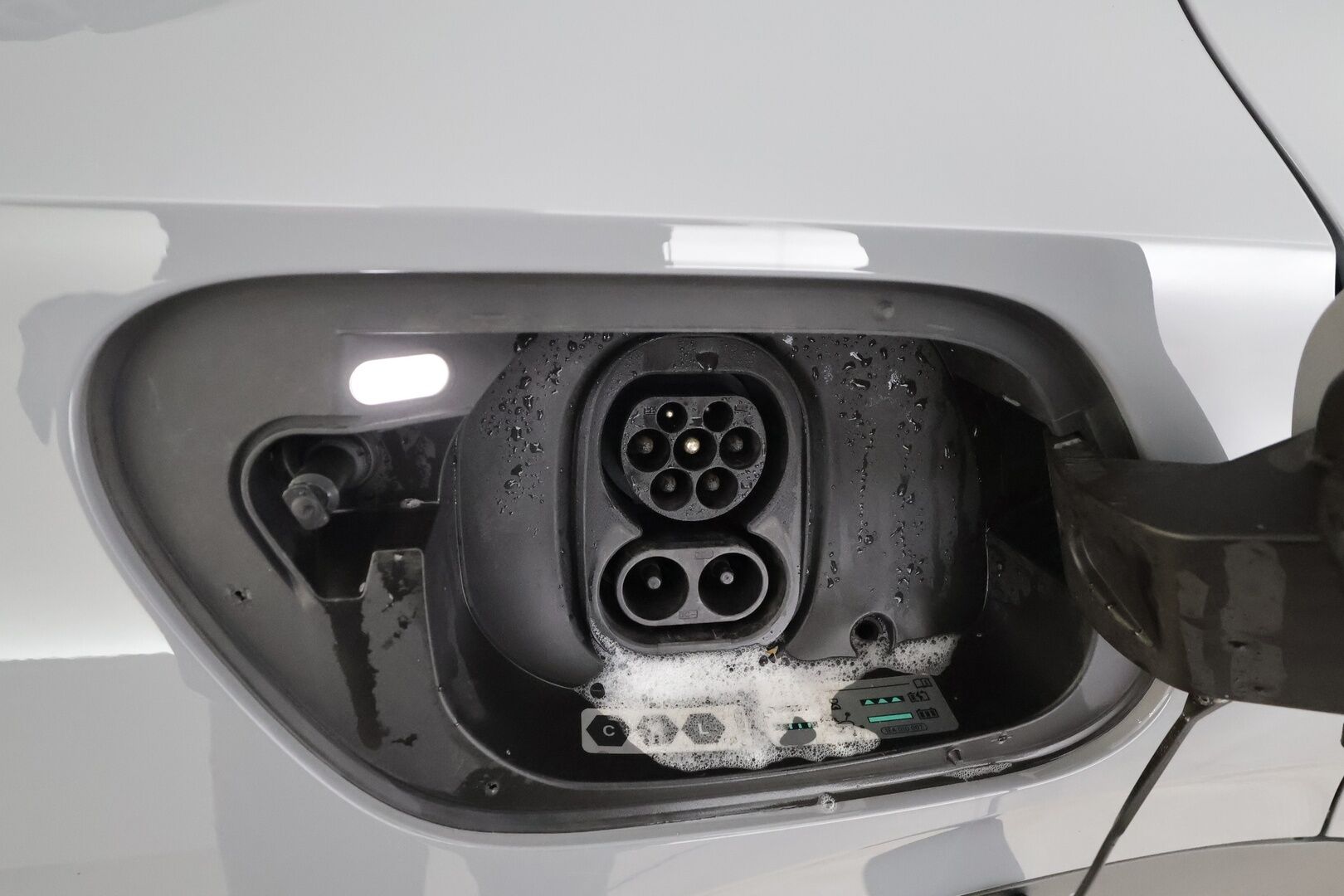 VOLKSWAGEN ID.4 2023 150kW 82kWh Top Sport Plus * ACC / 360° / LED / Navi / ILP / Muistipenkit hieronnalla / Koukku / KeylessGo * - Akku kuntotarkastettu / Kahdet renkaat aluvanteilla / Merkkihuollettu