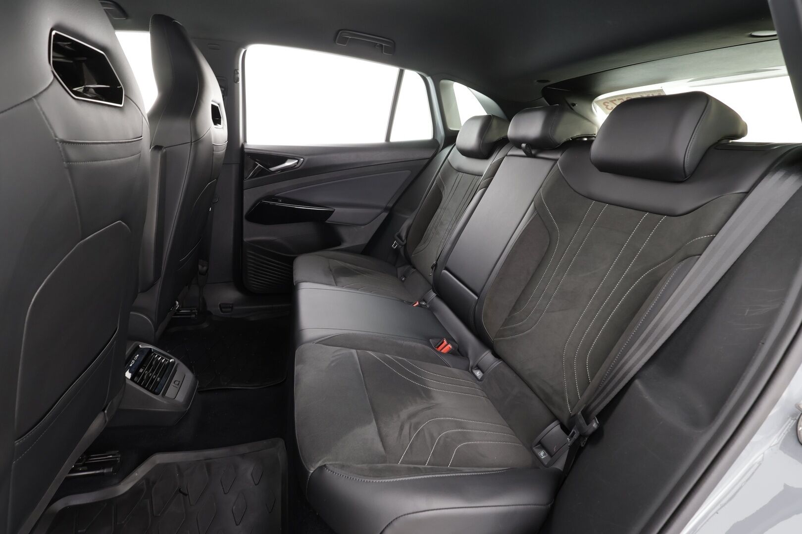 VOLKSWAGEN ID.4 2023 150kW 82kWh Top Sport Plus * ACC / 360° / LED / Navi / ILP / Muistipenkit hieronnalla / Koukku / KeylessGo * - Akku kuntotarkastettu / Kahdet renkaat aluvanteilla / Merkkihuollettu