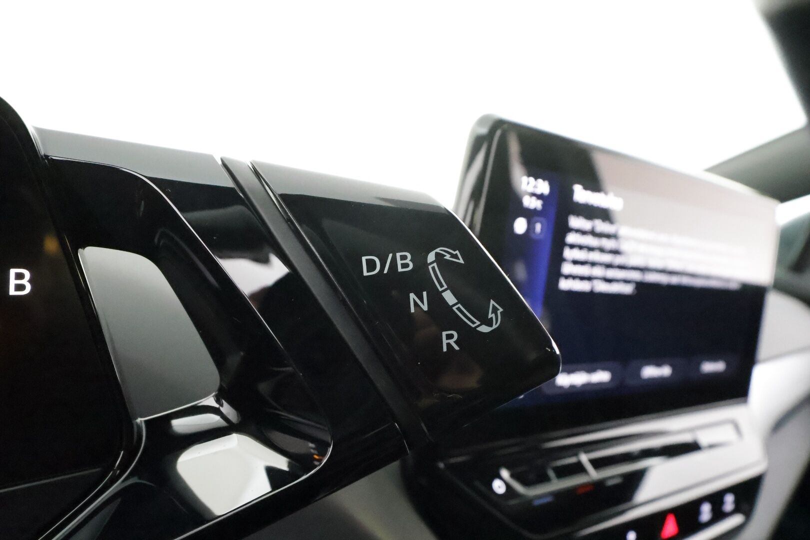 VOLKSWAGEN ID.4 2023 150kW 82kWh Top Sport Plus * ACC / 360° / LED / Navi / ILP / Muistipenkit hieronnalla / Koukku / KeylessGo * - Akku kuntotarkastettu / Kahdet renkaat aluvanteilla / Merkkihuollettu