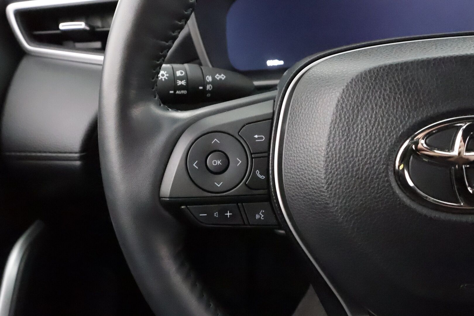 TOYOTA COROLLA CROSS 2024 2.0 Hybrid AWD-i Launch Edition * ACC / LED / P.kamera / Navi / Kaistavahti / Digimittaristo / Keyless * - Kahdet renkaat aluvanteilla 