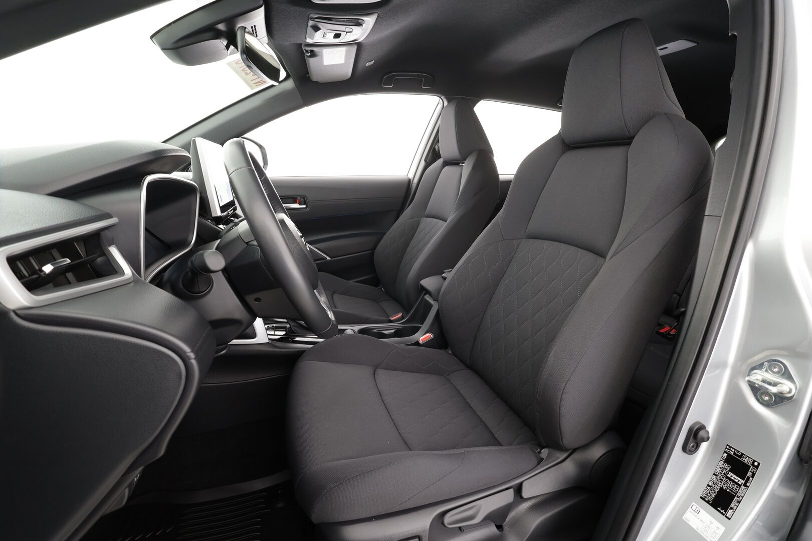 TOYOTA COROLLA CROSS 2024 2.0 Hybrid AWD-i Launch Edition * ACC / LED / P.kamera / Navi / Kaistavahti / Digimittaristo / Keyless * - Kahdet renkaat aluvanteilla 