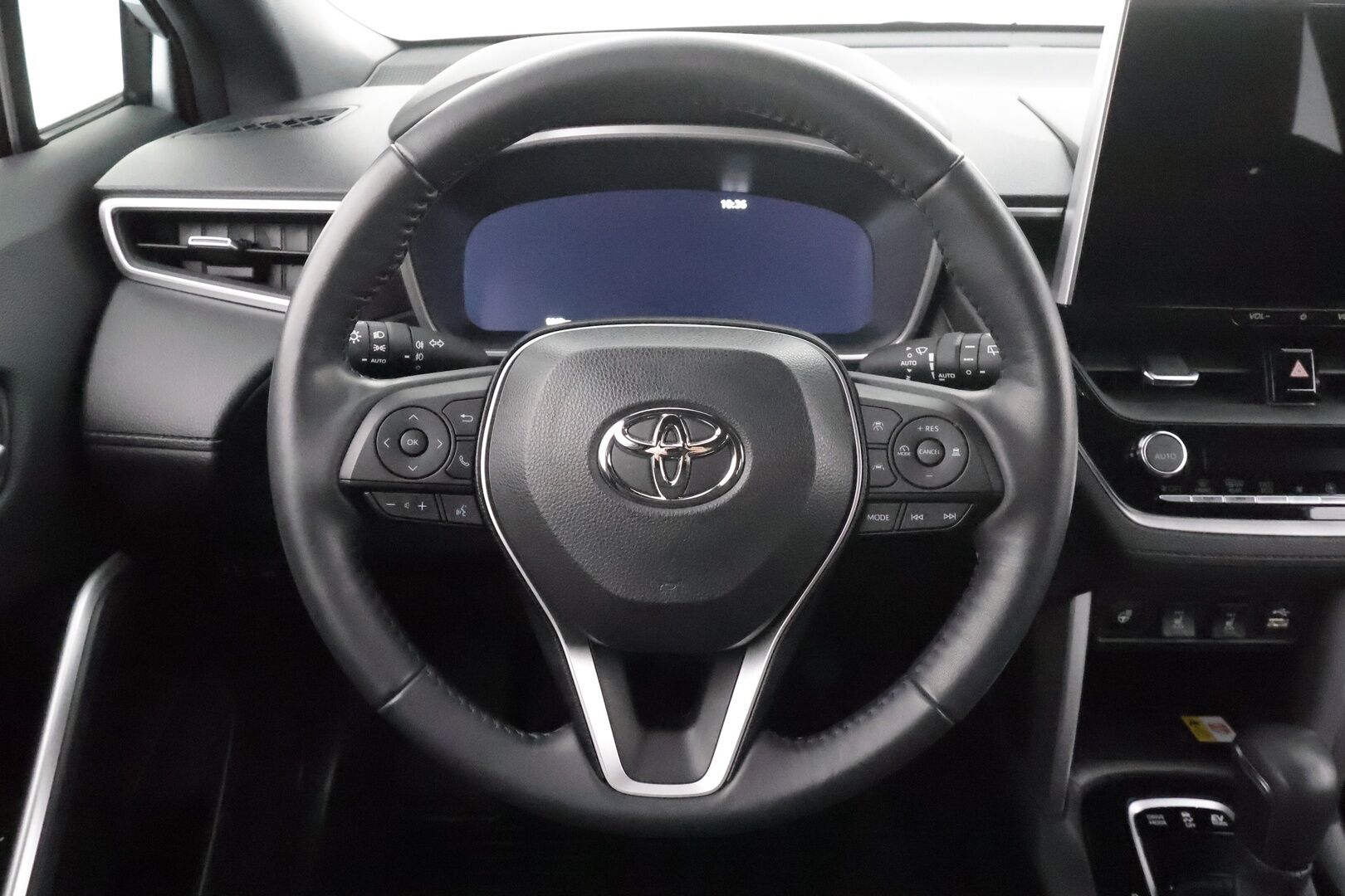 TOYOTA COROLLA CROSS 2024 2.0 Hybrid AWD-i Launch Edition * ACC / LED / P.kamera / Navi / Kaistavahti / Digimittaristo / Keyless * - Kahdet renkaat aluvanteilla 