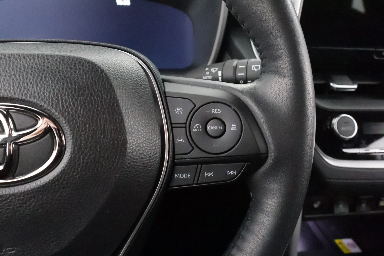 TOYOTA COROLLA CROSS 2024 2.0 Hybrid AWD-i Launch Edition * ACC / LED / P.kamera / Navi / Kaistavahti / Digimittaristo / Keyless * - Kahdet renkaat aluvanteilla 