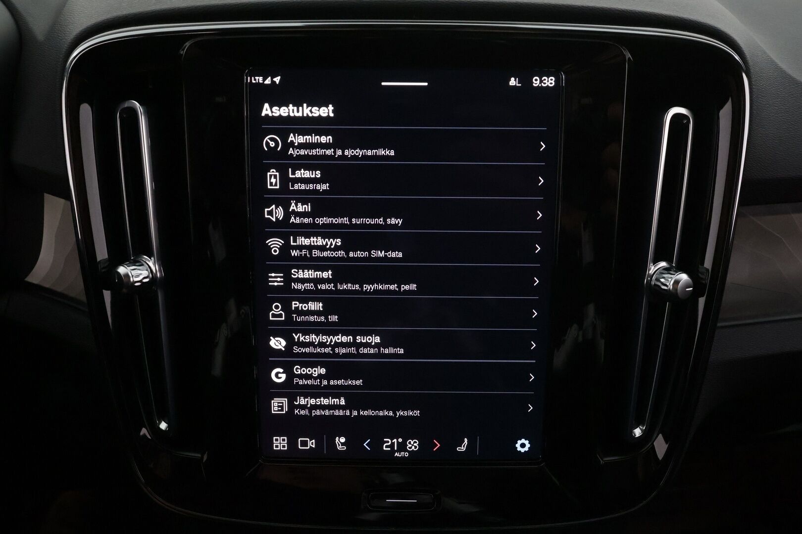 Volvo C40 2023 69kWh Recharge Ultimate * ACC / 360° / H&K / ILP / Muistipenkki / LED / Navi / Lasikatto / BLIS / Koukku * - Akku kuntotarkastettu / Merkkihuollettu