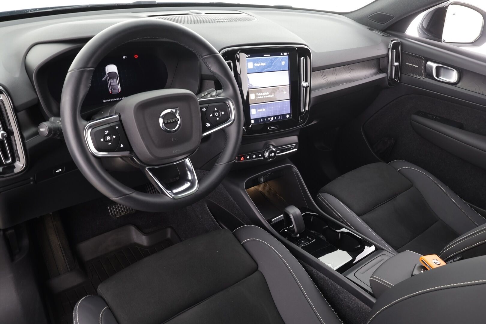 Volvo C40 2023 69kWh Recharge Ultimate * ACC / 360° / H&K / ILP / Muistipenkki / LED / Navi / Lasikatto / BLIS / Koukku * - Akku kuntotarkastettu / Merkkihuollettu