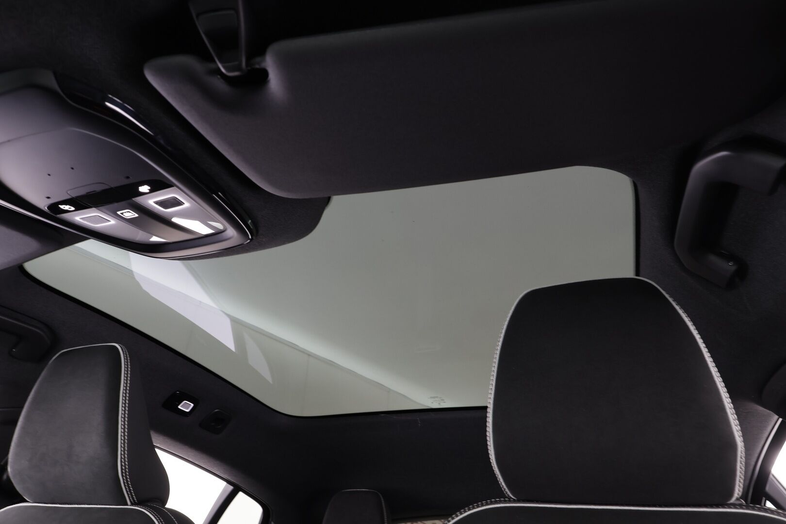 Volvo C40 2023 69kWh Recharge Ultimate * ACC / 360° / H&K / ILP / Muistipenkki / LED / Navi / Lasikatto / BLIS / Koukku * - Akku kuntotarkastettu / Merkkihuollettu