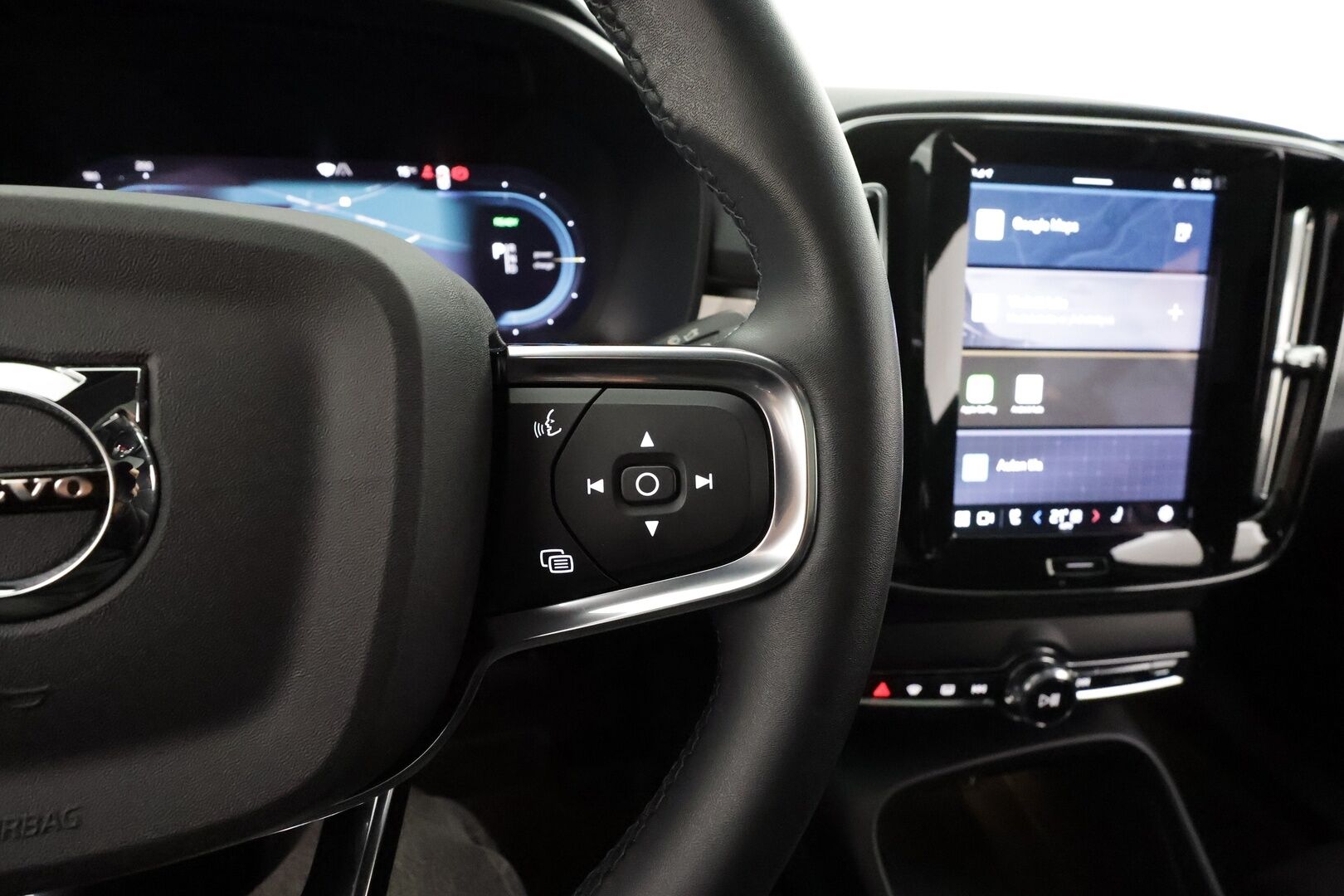 Volvo C40 2023 69kWh Recharge Ultimate * ACC / 360° / H&K / ILP / Muistipenkki / LED / Navi / Lasikatto / BLIS / Koukku * - Akku kuntotarkastettu / Merkkihuollettu