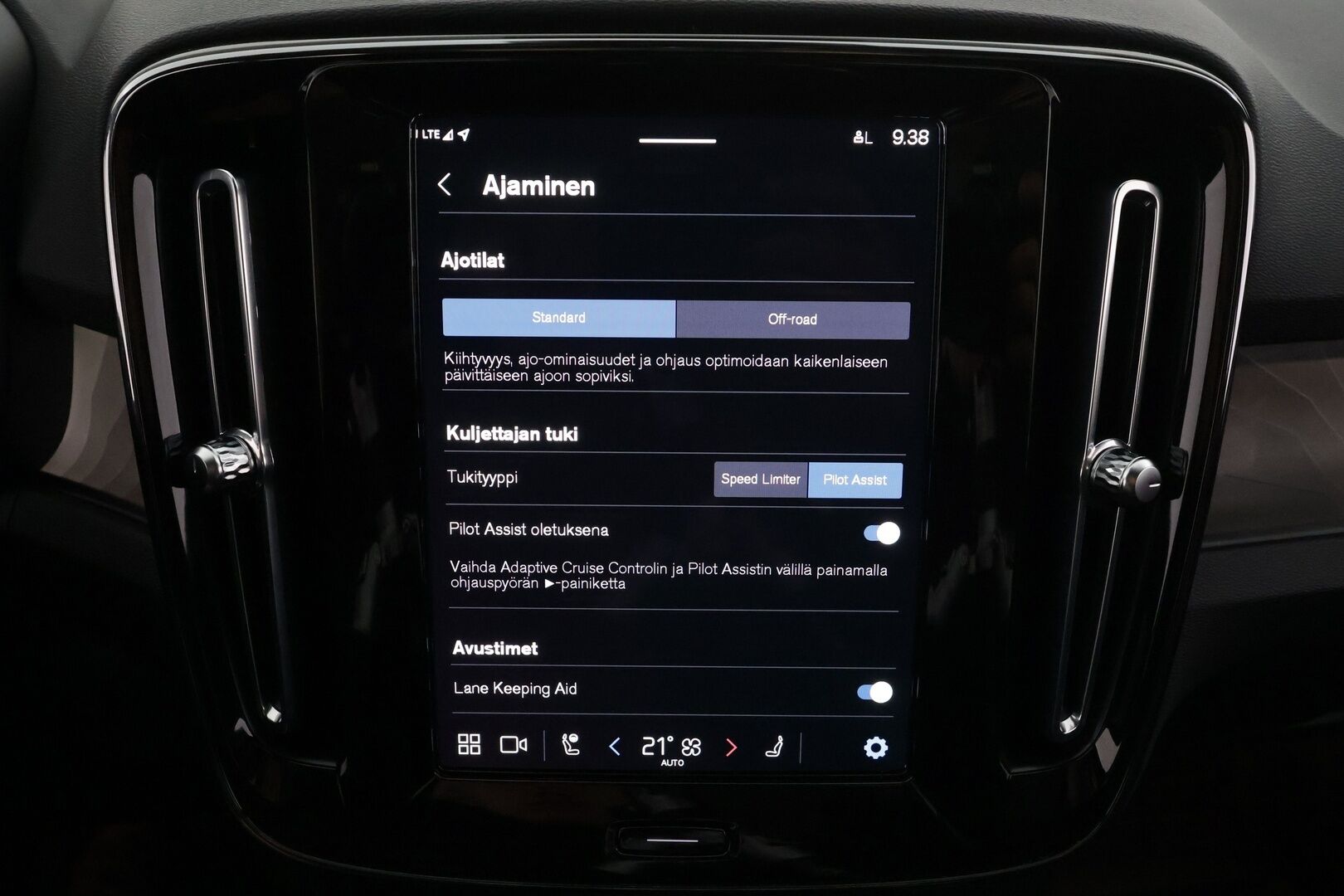 Volvo C40 2023 69kWh Recharge Ultimate * ACC / 360° / H&K / ILP / Muistipenkki / LED / Navi / Lasikatto / BLIS / Koukku * - Akku kuntotarkastettu / Merkkihuollettu