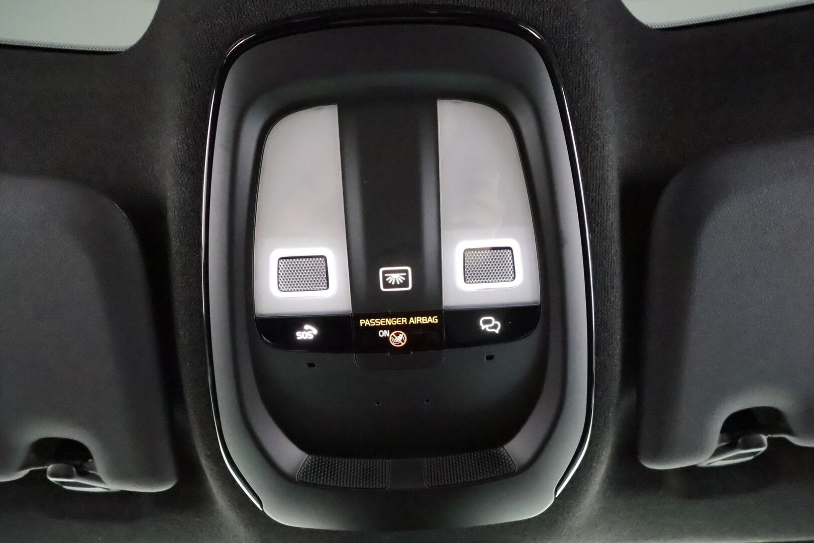 Volvo C40 2023 69kWh Recharge Ultimate * ACC / 360° / H&K / ILP / Muistipenkki / LED / Navi / Lasikatto / BLIS / Koukku * - Akku kuntotarkastettu / Merkkihuollettu