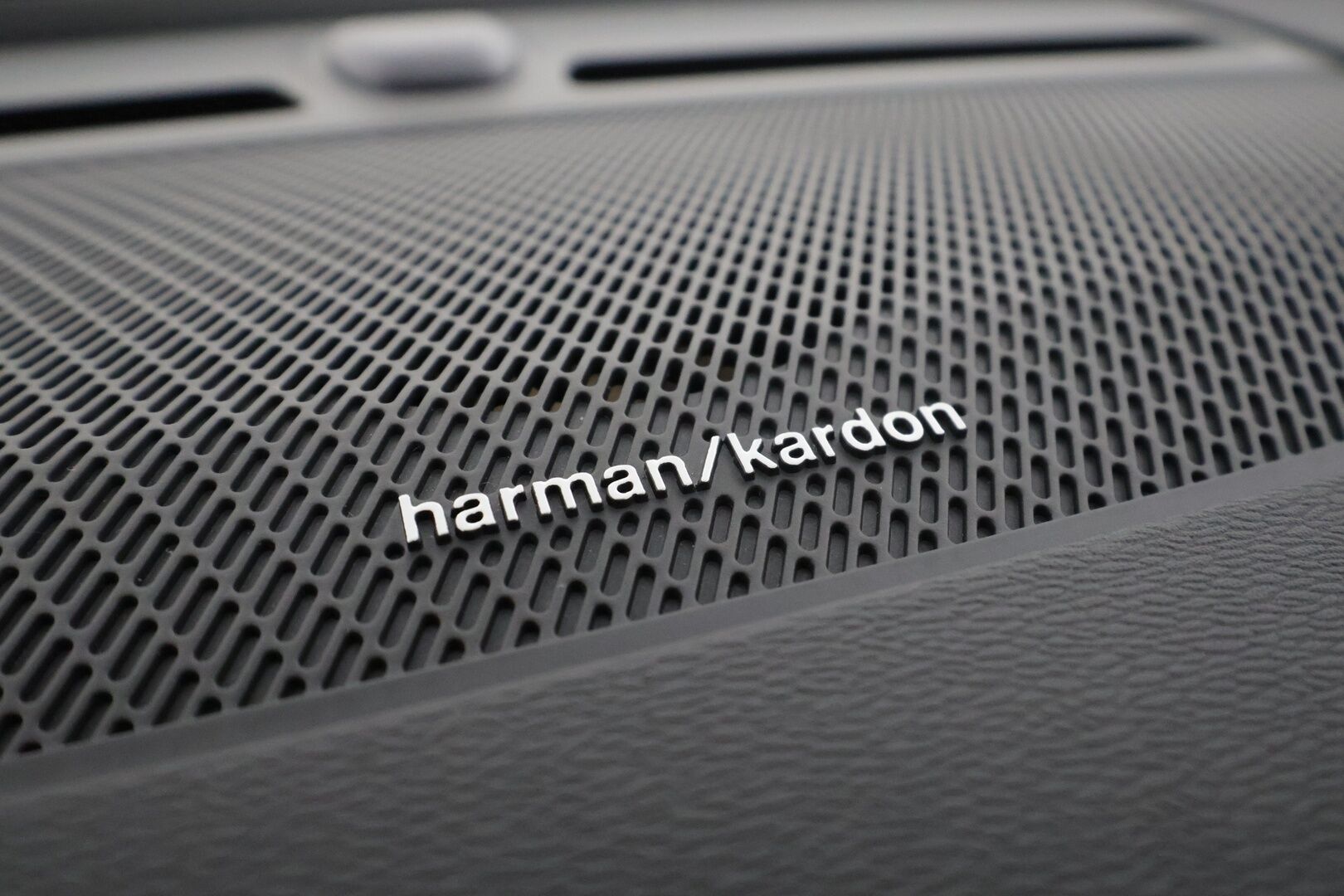 Volvo C40 2023 69kWh Recharge Ultimate * ACC / 360° / H&K / ILP / Muistipenkki / LED / Navi / Lasikatto / BLIS / Koukku * - Akku kuntotarkastettu / Merkkihuollettu