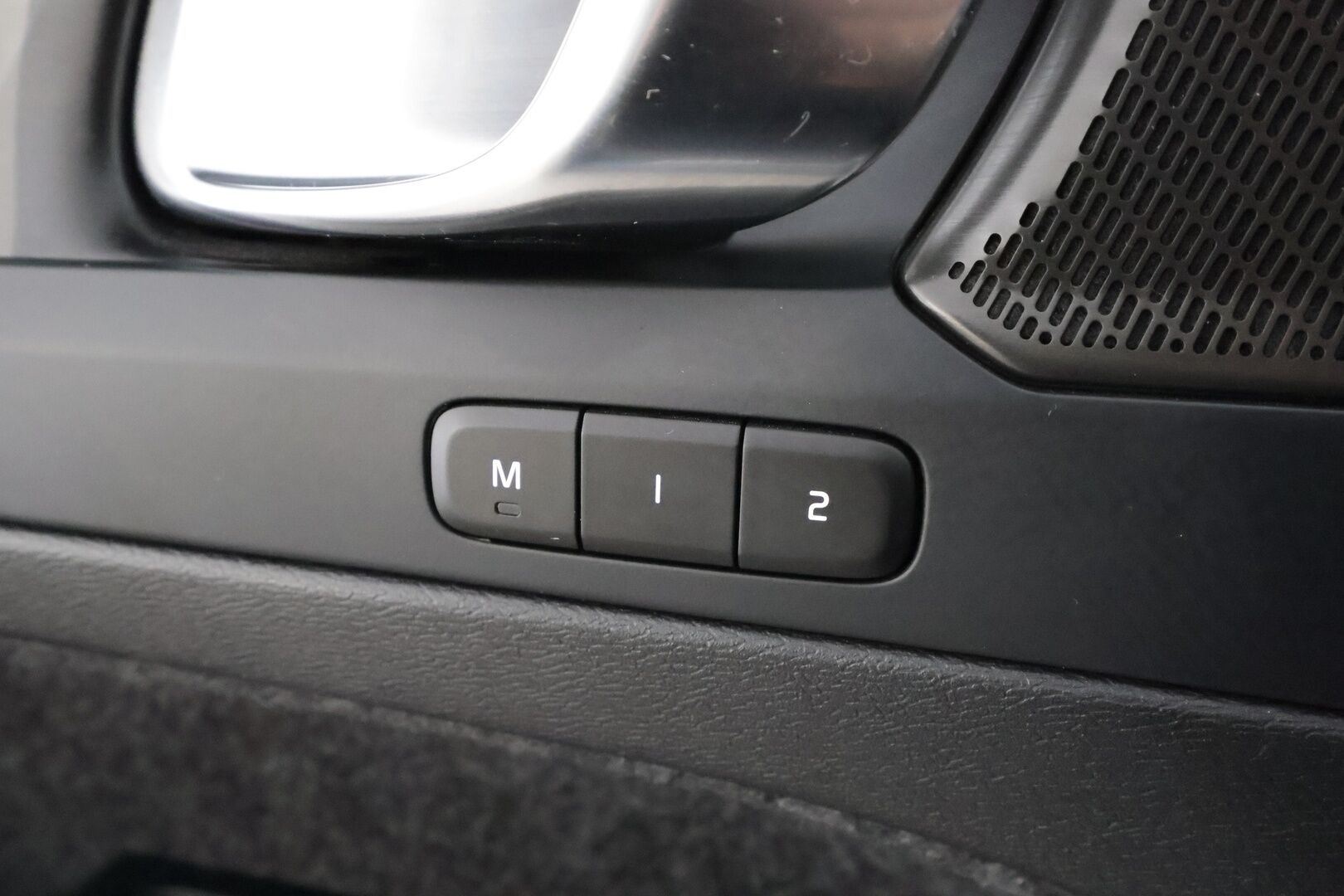 Volvo C40 2023 69kWh Recharge Ultimate * ACC / 360° / H&K / ILP / Muistipenkki / LED / Navi / Lasikatto / BLIS / Koukku * - Akku kuntotarkastettu / Merkkihuollettu