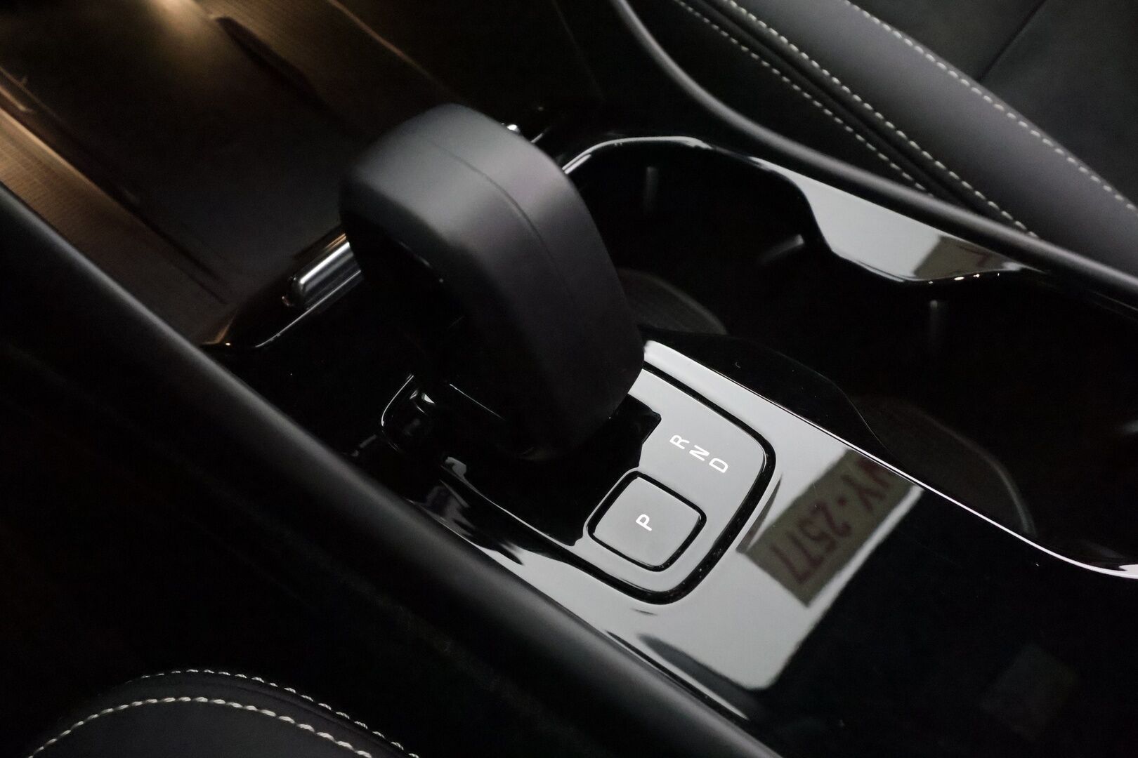 Volvo C40 2023 69kWh Recharge Ultimate * ACC / 360° / H&K / ILP / Muistipenkki / LED / Navi / Lasikatto / BLIS / Koukku * - Akku kuntotarkastettu / Merkkihuollettu