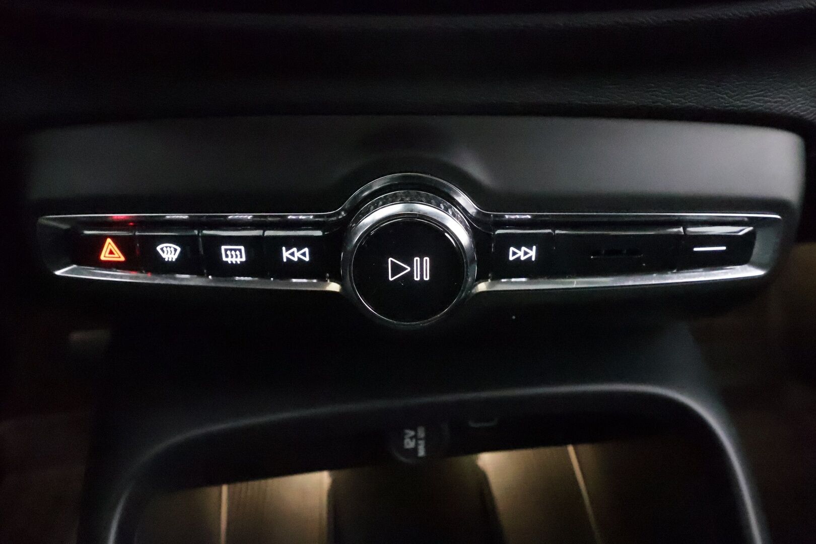 Volvo C40 2023 69kWh Recharge Ultimate * ACC / 360° / H&K / ILP / Muistipenkki / LED / Navi / Lasikatto / BLIS / Koukku * - Akku kuntotarkastettu / Merkkihuollettu