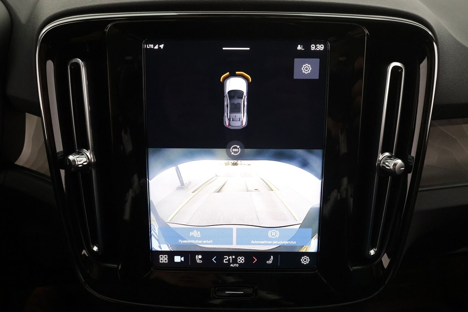 Volvo C40 2023 69kWh Recharge Ultimate * ACC / 360° / H&K / ILP / Muistipenkki / LED / Navi / Lasikatto / BLIS / Koukku * - Akku kuntotarkastettu / Merkkihuollettu