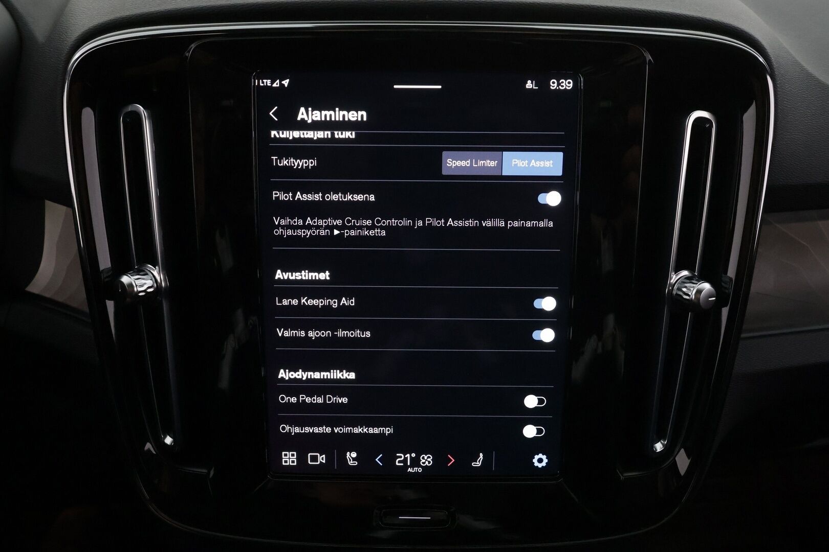 Volvo C40 2023 69kWh Recharge Ultimate * ACC / 360° / H&K / ILP / Muistipenkki / LED / Navi / Lasikatto / BLIS / Koukku * - Akku kuntotarkastettu / Merkkihuollettu