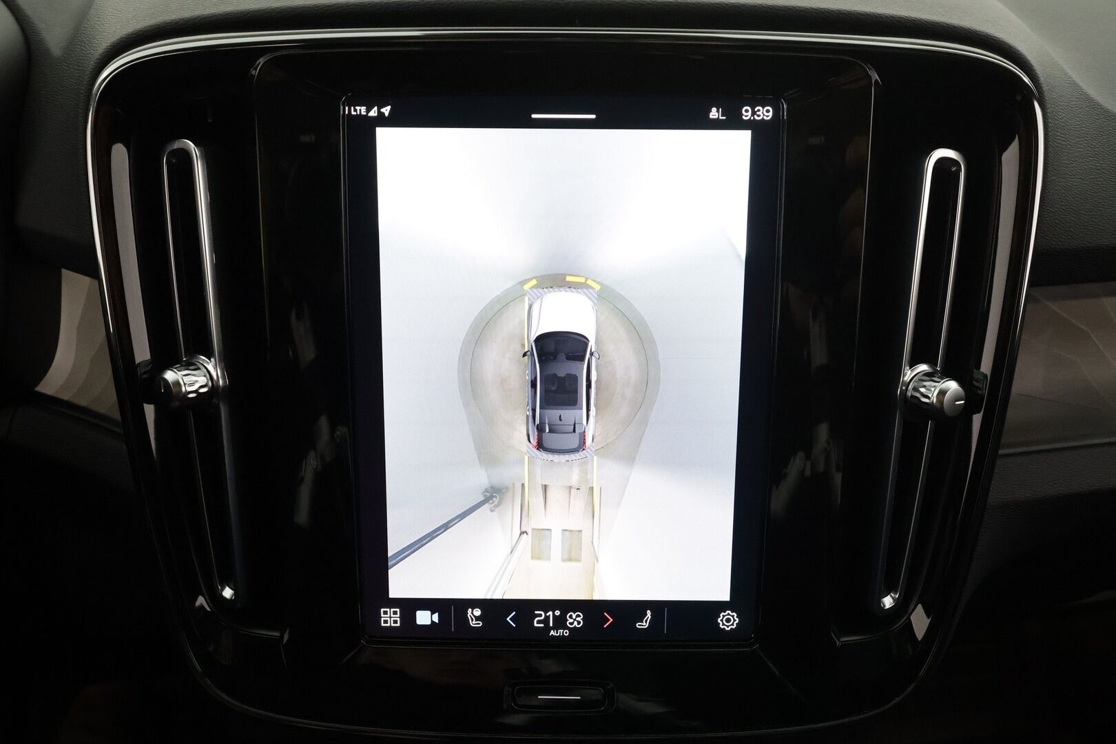 Volvo C40 2023 69kWh Recharge Ultimate * ACC / 360° / H&K / ILP / Muistipenkki / LED / Navi / Lasikatto / BLIS / Koukku * - Akku kuntotarkastettu / Merkkihuollettu