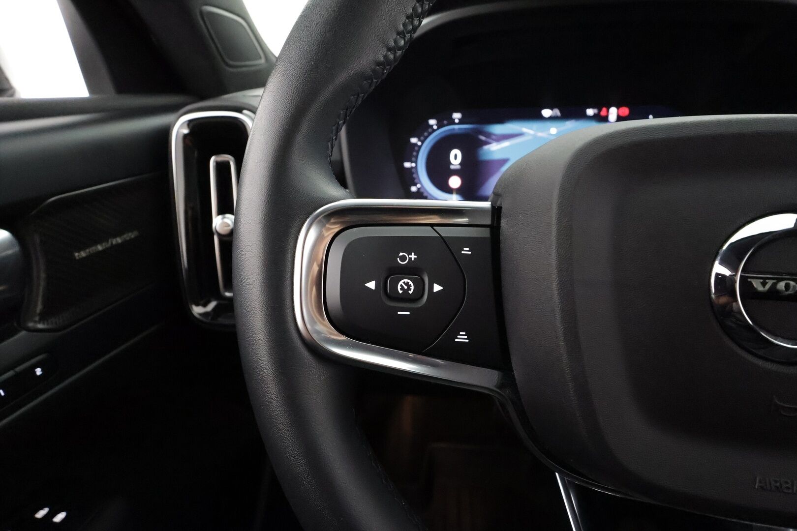 Volvo C40 2023 69kWh Recharge Ultimate * ACC / 360° / H&K / ILP / Muistipenkki / LED / Navi / Lasikatto / BLIS / Koukku * - Akku kuntotarkastettu / Merkkihuollettu