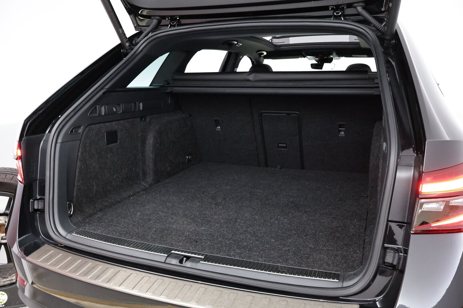 SKODA SUPERB 2022 iV Combi 1.4TSI Sportline DSG - Webasto | Adapt.Vakkari | Panorama | Canton | 360-Kamera | Matrix LED | Nahkasisusta | Muistipenkit | SUPERVARUSTEET!